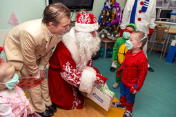 Ребята написали о своих самых заветных мечтах на открытках, и новогодняя елка с детскими пожеланиями на протяжении нескольких дней украшала холл главного офиса ООО «Газпром центрремонт».