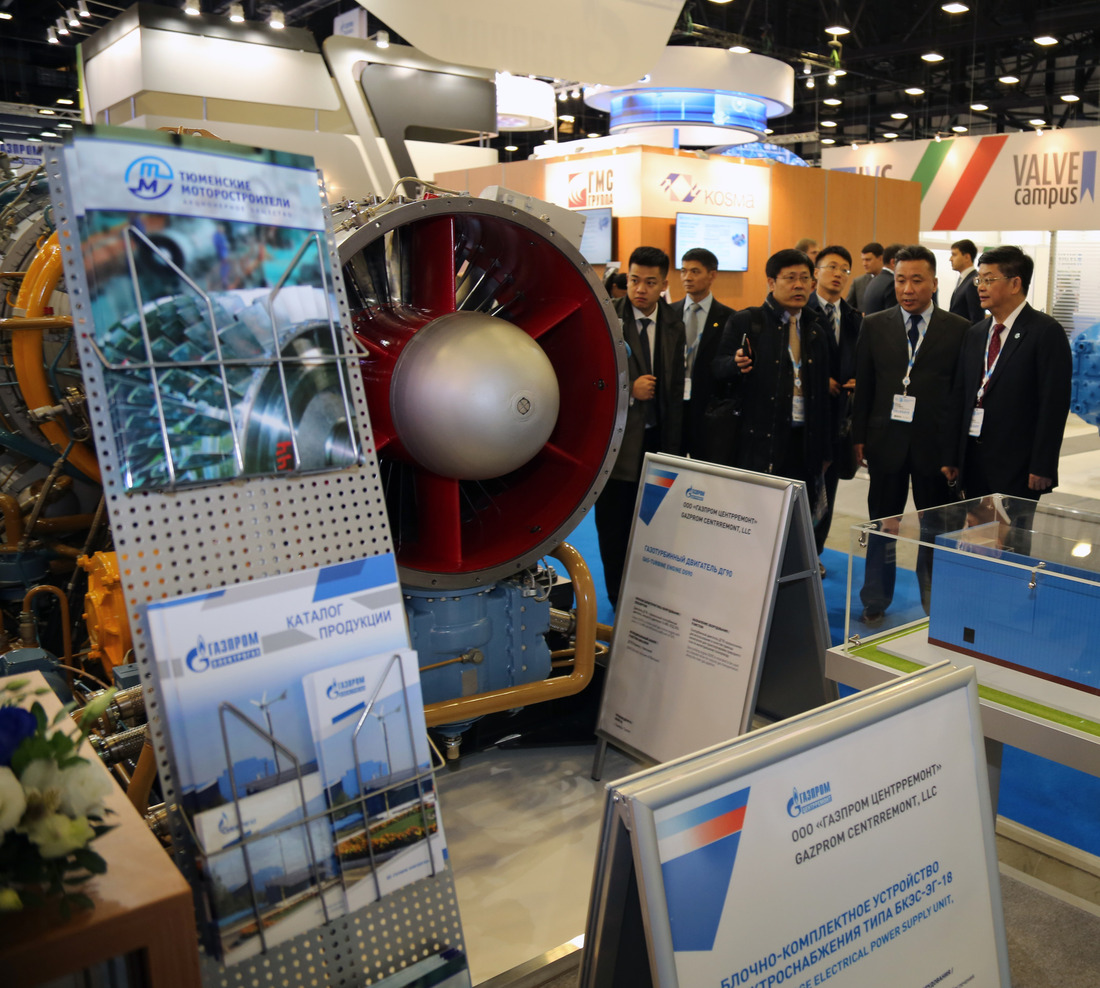 Вэньжун Сюй, вице-президент CNPC (крайний справа) с интересом изучил представленное на выставке оборудование "Газпром центрремонта"