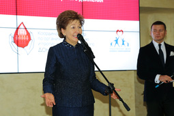 Галина Карелова приветствует участников церемонии