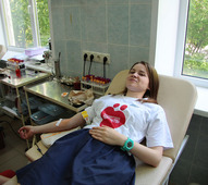 Сотрудница ООО "ПГЭС" во время донации