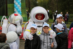 Дети и взрослые узнали для себя много нового и интересного, в том числе, примерили на себя надувные космические костюмы