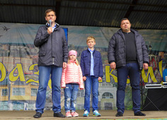 Заместитель руководителя Администрации Щелковского муниципального района Никита Никулин (слева) и участники праздника