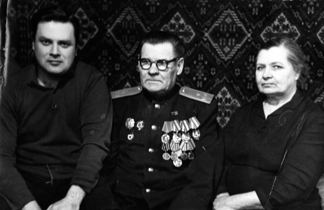Полковник М.А.Бушин с женой и сыном, 1968