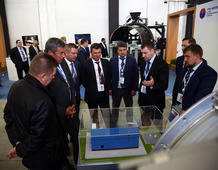 Михаил Ключников, заместитель генерального директора по производству электротехнического оборудования АО «Газпром электрогаз», рассказывает о представленном на выставке макете